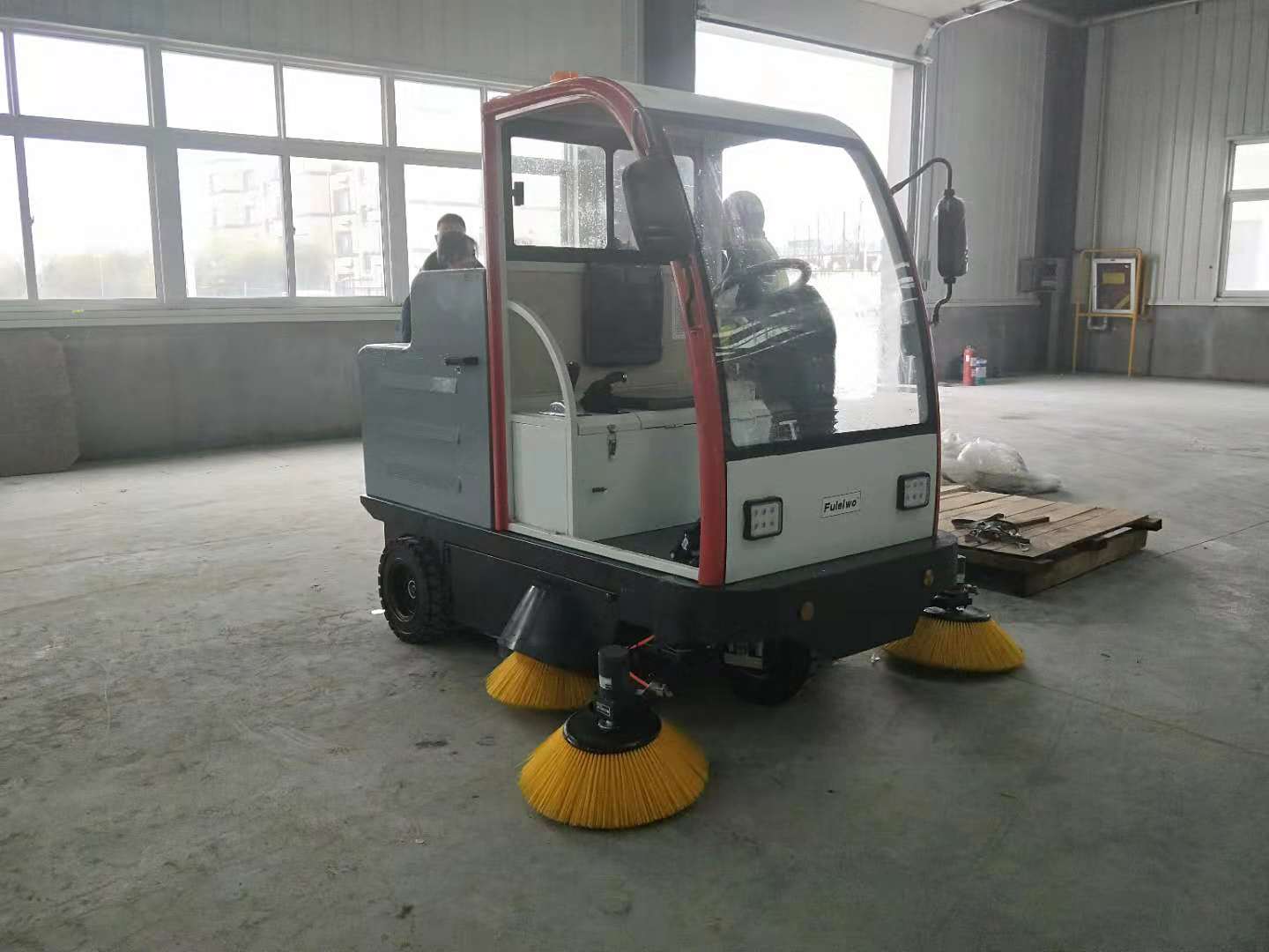 駕駛式掃地機